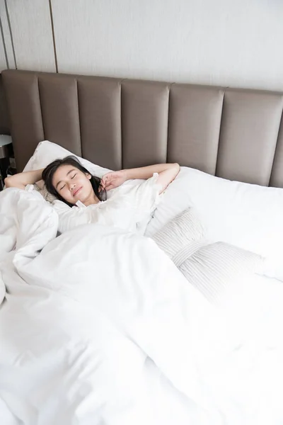 Glückliches Mädchen Wacht Morgens Auf Gemütlicher Und Bequemer Bettdecke Mit — Stockfoto