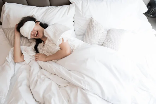 Chica feliz usar máscara de dormir y preparado para despertar en el mor — Foto de Stock