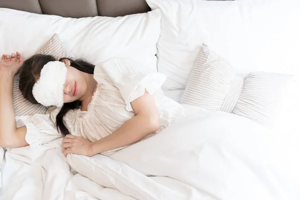 Menina feliz usar máscara de dormir e preparado para acordar no mor — Fotografia de Stock