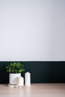 Yatak odası çalışma köşesi ve beyaz konserve ile dekore edilmiş ahşap masa