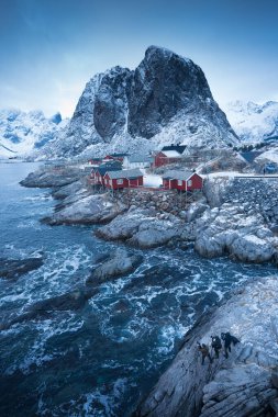Norveç, Lofoten Adaları 'ndaki Hamnoy balıkçı köyünün ünlü turistik merkezi. Kışın ve manzarada kırmızı rorbu evleri var.