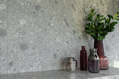 Yatak odası köşesi dekore edilmiş vazo kırmızı seramik ile suni bitki ve siyah cam vazo ile gri mermer kaplama üzerinde mermer duvar arka plan / daire içi / telif alanı