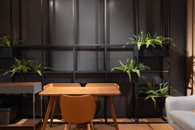 Ahşap masası, deri koltuğu ve...