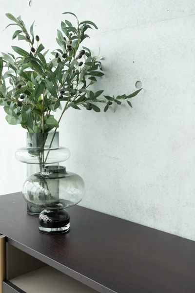Stilvolle Arbeitsecke Künstliche Pflanze Glasvase Auf Holzarbeitstisch Mit Betonwandhintergrund Großaufnahme — Stockfoto