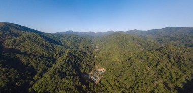 Dağ manzarası ve berrak gökyüzü / manzara fotoğrafçılığı / doğa / kuş bakışı