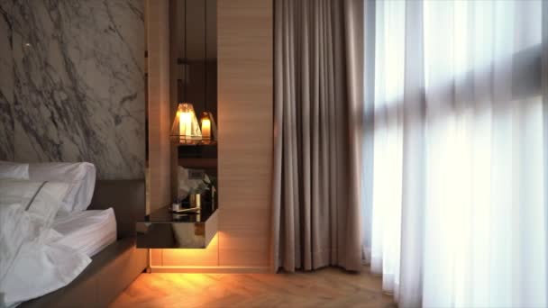 舒适的睡房场景 有舒适的枕头 白色毛毯 室内概念 豪华设计 室内设计装饰有天然白色大理石 — 图库视频影像