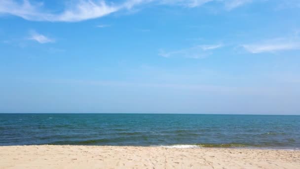 Nagranie Błękitnym Morzem Białym Piaskiem Plaży Czystym Niebem Wakacje Wakacje — Wideo stockowe