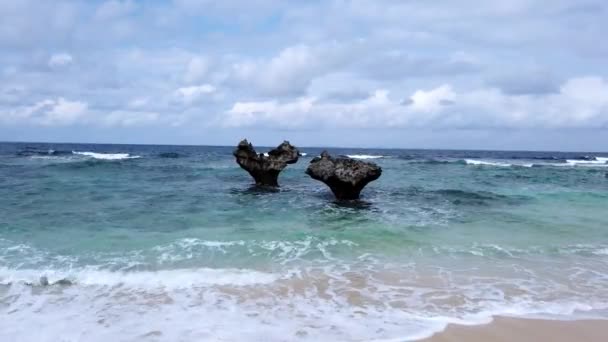 Japonya Deniz Dalgasında Okinawa Nın Yürek Kayası Görüntüleri — Stok video