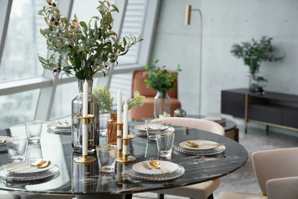 ホーム金色のステンレス製食器と刃物台を備えたダイニングルームテーブルセッティング付きインテリア大理石の上 インテリアデザイン — ストック写真