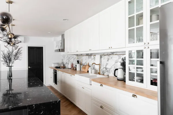 Modern Classic Kitchen Interior Kitchen Appliances White Ceramic Sink Gold — Zdjęcie stockowe