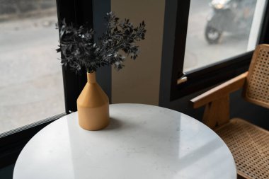 Hardal rengi seramik vazo ile dekore edilmiş çalışma köşesi beyaz mermer içinde yapay bitki doğal ışık ayarı sahne / daire iç / kopyalama alanı çalışma tablosu