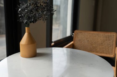 Hardal rengi seramik vazo ile dekore edilmiş çalışma köşesi beyaz mermer içinde yapay bitki doğal ışık ayarı sahne / daire iç / kopyalama alanı çalışma tablosu