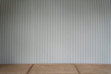 boş rattan bank sahnesi ve minimal modern stil daire / konut iç konsepti / kopyalama alanı ile beyaz kıvrımlı duvar