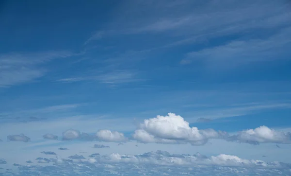 Blue Cloudy Sky Świetle Dziennym Tekstury Tła Miejsca Kopiowania — Zdjęcie stockowe