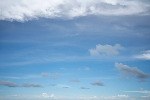 Μπλε Συννεφιά Ουρανός Στο Φως Της Ημέρας Φόντο Υφή Αντίγραφο — Φωτογραφία Αρχείου