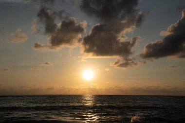 Gün batımında güzel bulutlu gökyüzü / arka plan dokusu / doğa gökyüzü