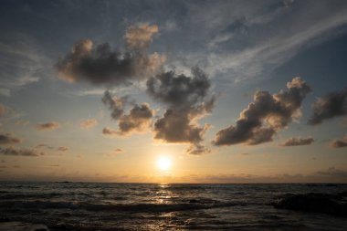 Gün batımında güzel bulutlu gökyüzü / arka plan dokusu / doğa gökyüzü