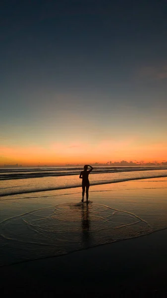 年轻女子在美丽的日落下在海滩上慢跑 — 图库照片