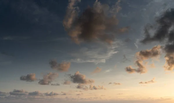 Cer Înnorat Frumos Timpul Apusului Soare Textura Fundal Cerul Naturii — Fotografie, imagine de stoc