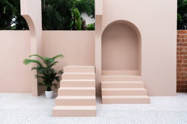 Pembe boyalı duvarlı en az boş alan sahnesi ve doğal ışık sahnesi / stüdyo konsepti / pembe tema / açık hava stüdyosu / modern minimal stilde fotoşop için küçük bir adım.