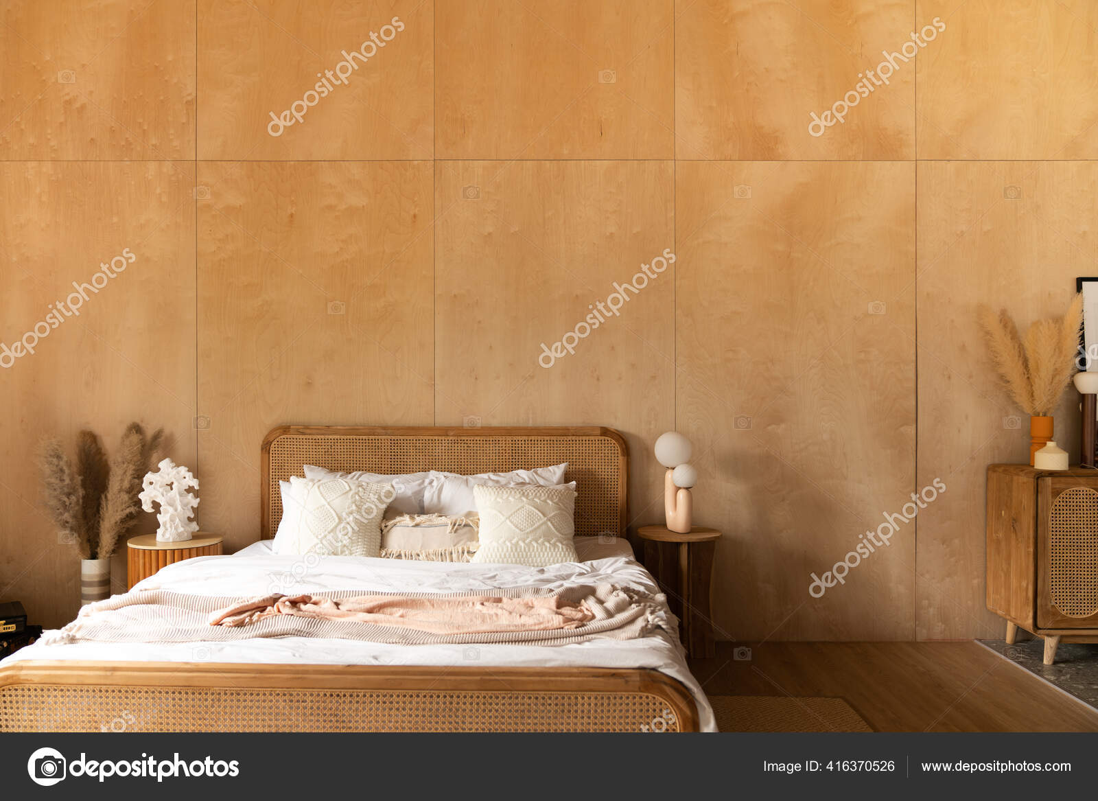 Stilvolle Schlafzimmer Ecke Mit Rattan Kopfteil Und Bett Mit Weichen Stockfotografie Lizenzfreie Fotos C Nmc2s Depositphotos