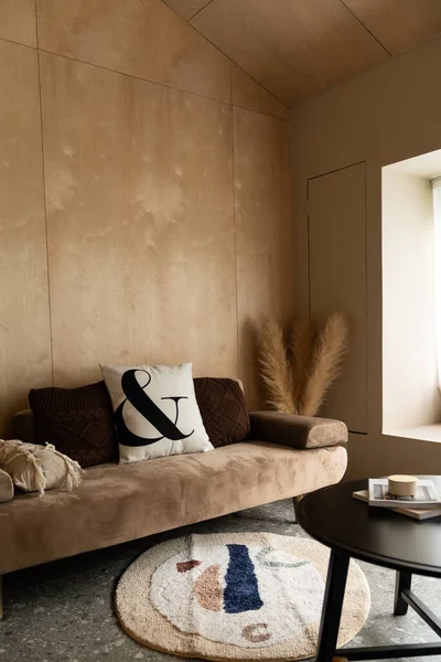 Stilvolle Wohnecke Mit Samtbraunem Sofa Setting Mit Weichen Kissen Mit — Stockfoto
