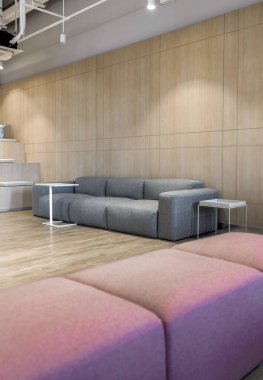 Arka planda ahşap duvar olan gri deri koltuklu oturma odası köşesi / modern stil / kopyalama alanı