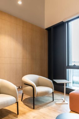 Oturma odası köşesi, ahşap arka planı / iç tasarımı / modern stili / kopyalama alanı olan gri kumaş koltuk.