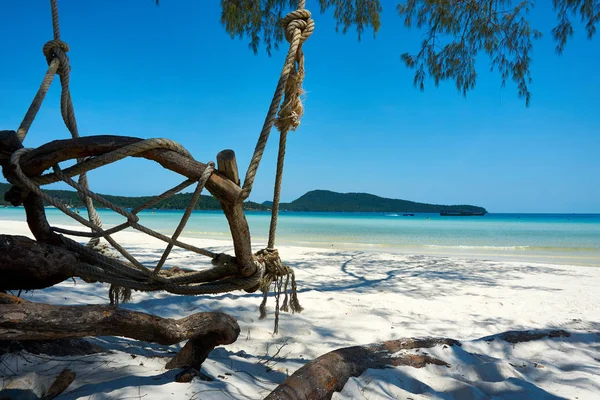 Huśtawka na plaży w Nicei słoneczny letni dzień. Wyspę Koh Rong Sanloem w zatoce Saracen. Kambodża, Azja — Zdjęcie stockowe