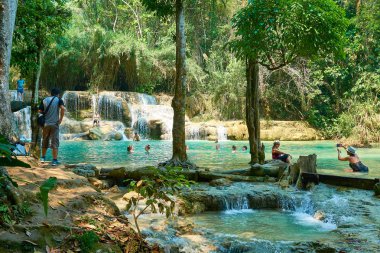Luang Prabang. Laos. 04.20.2019. Halk Kuangsi Şelalesi'ni ziyaret etti