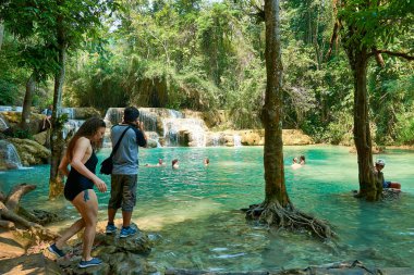 Luang Prabang. Laos. 04.20.2019. Halk Kuangsi Şelalesi'ni ziyaret etti