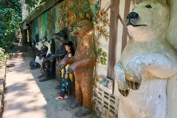 Vrouwen bezoeken het berenreddingscentrum Bevrijd de beren in Kuangsi, vlakbij Luang Prabang, Laos. — Stockfoto