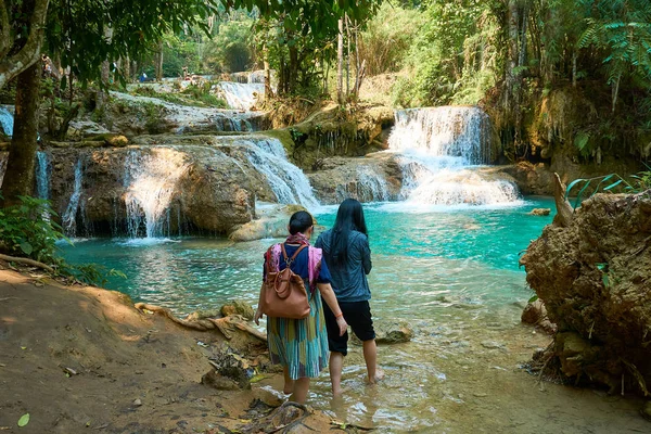 Luang Prabang. Laos. 04.20.2019. Les gens visitent Kuangsi cascade — Photo
