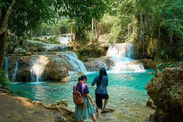 Luang Prabang. Laos. 04.20.2019. Les gens visitent Kuangsi cascade — Photo