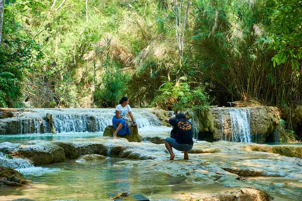 Luang Prabang. Laos. 04.20.2019. Les gens visitent Kuangsi cascade . — Photo