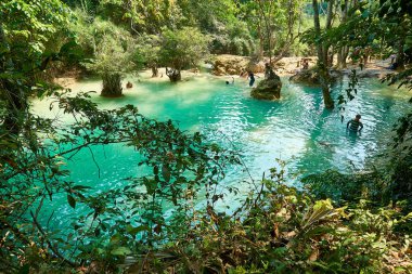 Luang Prabang. Laos. 04.20.2019. Halk Kuangsi Şelalesi'ni ziyaret etti.