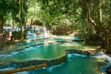 Luang Prabang. Laos. 04.20.2019. Halk Kuangsi Şelalesi'ni ziyaret etti.