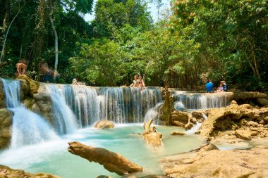Luang Prabang. Laos. 04.20.2019. Halk Kuangsi Şelalesi'ni ziyaret etti.