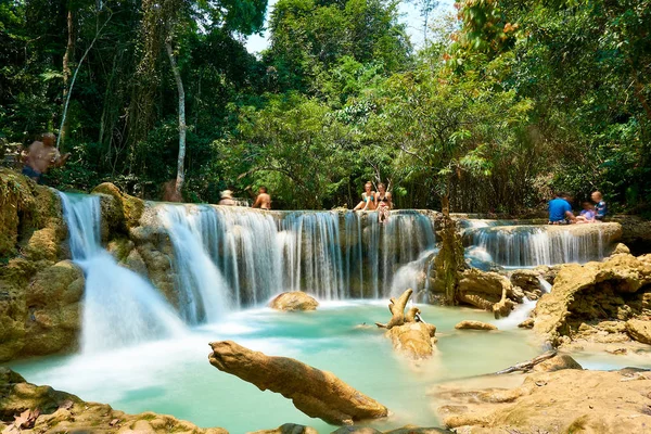 Luang Prabang. Laos. 04.20.2019. Les gens visitent Kuangsi cascade . — Photo