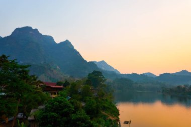 Nehir de House , Nong Khiaw Nam Ou Nehri üzerinde Gün batımı, Laos