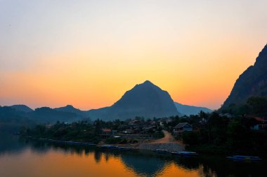 Nehir de House , Nong Khiaw Nam Ou Nehri üzerinde Gün batımı, Laos