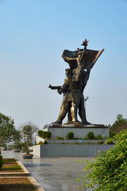 Dien Bien Phu, Vietnam - 25 Nisan 2019 : D1 Hill Vietnam'da Dien Bien Phu zafer heykeli savaşı.