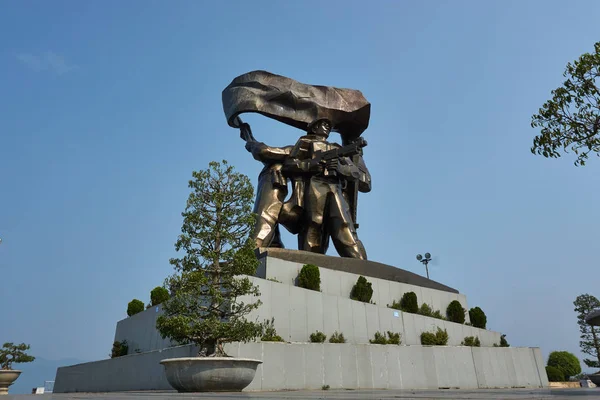 Dien Bien Phu, Vietnã - 25 de abril de 2019: A batalha da estátua da vitória de Dien Bien Phu em D1 Hill Vietnam . — Fotografia de Stock