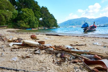 Patong Plajı'nda atık. yaz aylarında gökyüzü güneşli, Tayland Phuket adasında ünlü konumlar