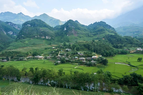 Des rizières dans la montagne du nord du Vietnam. Belle vue paysage sur la boucle Ha Giang. Voyage à moto — Photo