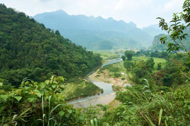 Kuzey Vietnam'da Nehir Dağı manzarası. Vietnam'ın kuzeyindeki Ha Giang döngüsünde güzel manzara. Motosiklet gezisi