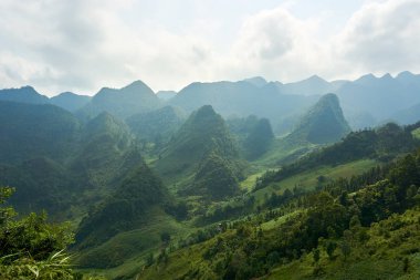 Kuzey Vietnam'da dağ manzarası. Vietnam'ın kuzeyindeki Ha Giang döngüsünde güzel manzara. Motosiklet gezisi