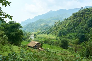 Kuzey Vietnam dağlarında ev. Vietnam'ın kuzeyindeki Ha Giang döngüsünde güzel manzara. Motosiklet gezisi