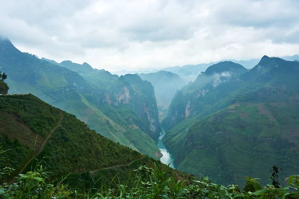 Paysage montagneux du nord Vietnam. Belle vue sur la boucle Ha Giang au nord du Vietnam. Voyage à moto — Photo