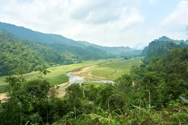 강 산 풍경 북쪽 베트남. 베트남 북쪽의 하장 루프의 아름다운 전망. 오토바이 여행 — 스톡 사진